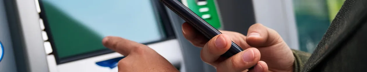 So heben Sie bei DKB, Consorsbank und ING hohe Bargeldbeträge ab Mann steht vor einem Geldautomat