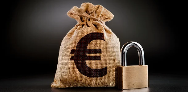 Sicherheit bei Tagesgeld Geldsack mit Vorhängeschloss