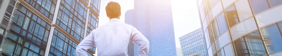 Ratgeber: Geschäftskonto eröffnen Geschftsmann steht vor Hochhäusern