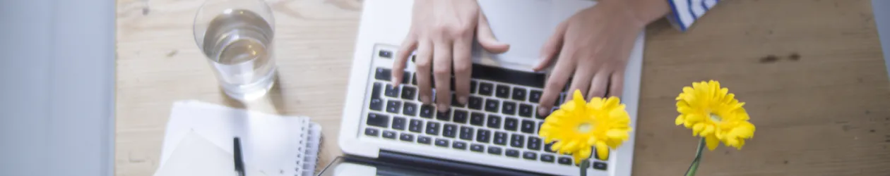 Das PostIdent-Verfahren Person-tippt-auf-laptop