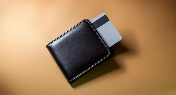 Was ist eine Charge-Card? Charge-Card in einem schwarzen Geldbeutel