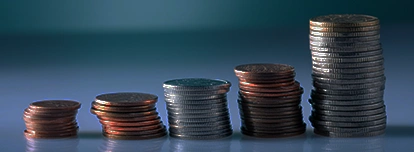 Taschenrechner und Lupe über einem Geldanlageplan Taschenrechner über einem Plan für eine Geldanlage