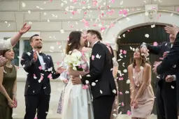 Hochzeitskredite vergleichen Paar feiert Hochzeit
