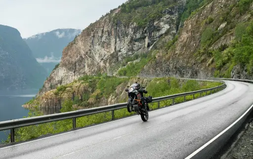 Motorrad auf Passstraße danke einem günstigen Kredit Motorrad oder Gebrauchtwagen mit einem günstigen Kredit