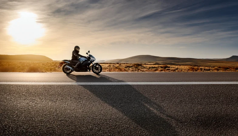 Finanziertes Motorrad fährt durch Wüste
