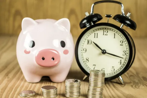 Sparschwein mit Uhr