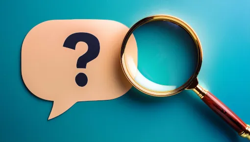 Fragen zum Geld abheben im Supermarkt Ein Fragezeichen wird von einer Lupe vergrößert