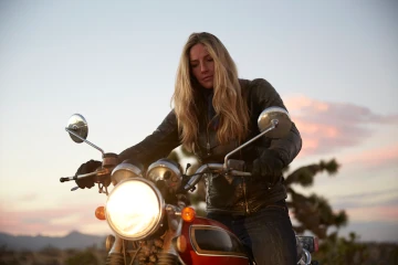 Eine Frau sitzt auf einem Motorrad