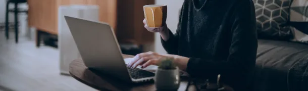 Vorteile von VideoIdent frau-sitzt-vor-laptop-mit-kaffee