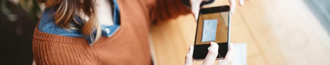 Dokumente für den Kreditantrag Junge Frau fotografiert ihren Kontoauszug ab.