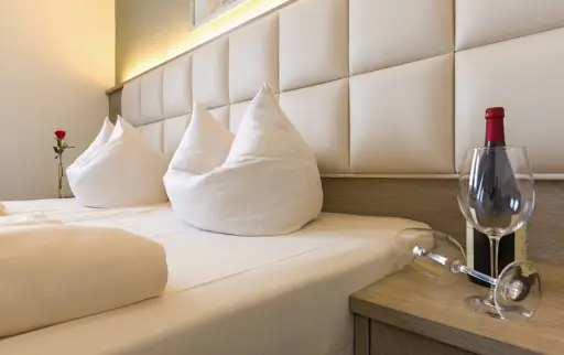 Hotelzimmer für ein Ehepaar finanziert mit einem günstigen Kredit Hotelzimmer auf einer Reise mit Kredit finanzieren