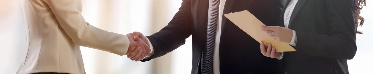 Kredit übertragen – Alles zum Schuldnerwechsel Zwei Menschen schütteln sich die Hände zum Kredit übertragen