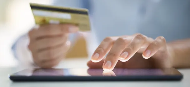 Höhe des Kreditkartenlimits: Faktoren und Optionen kreditkarte-und-tablet