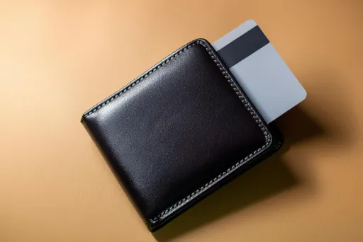 Kreditkarte bei Betrugsverdacht sperren lassen Geldbeutel mit Kreditkarte