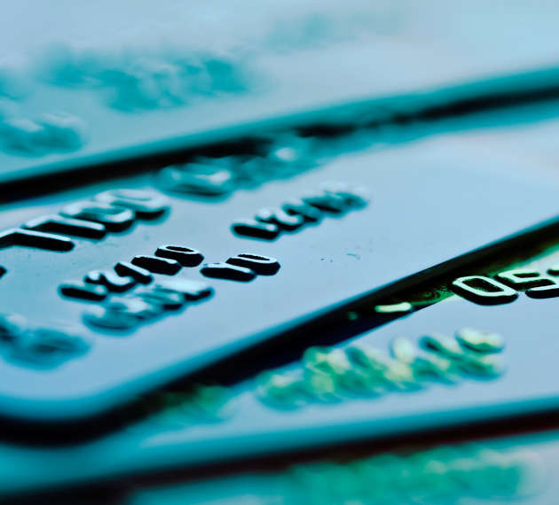 Kreditkarten Haftung bei Missbrauch kreditkarten-stapel-blau