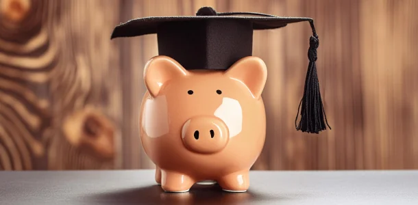 Wie funktioniert ein Studienkredit? Sparschwein mit Absolventenhut