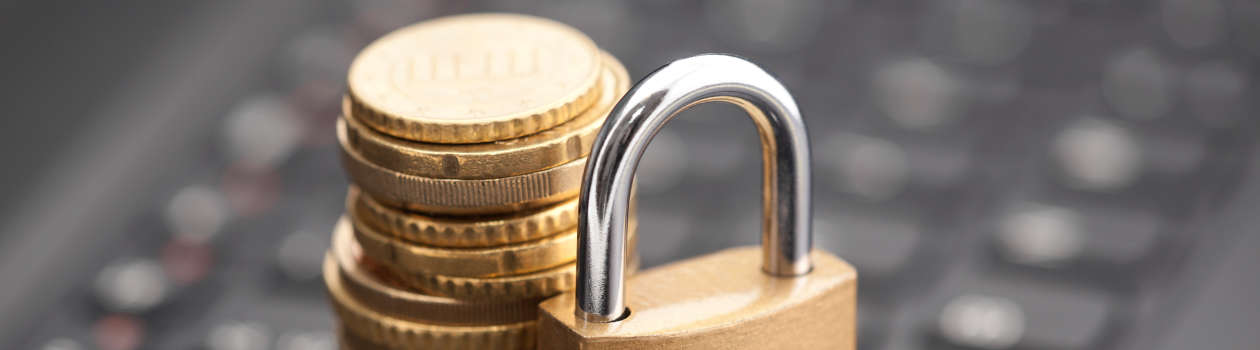 Ein P-Konto schützt vor Komplettpfändung münzen-mit-schloss-davor