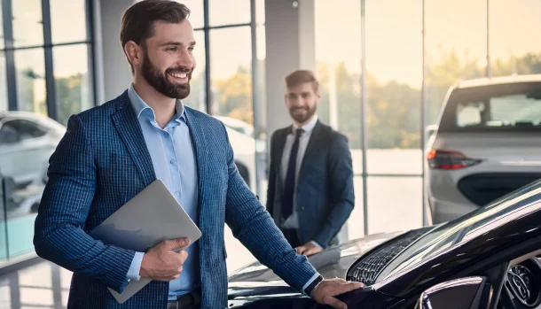 Was ist eine 0%-Finanzierung? Mann in Autohaus verkauft zu 0%-Finanzierung