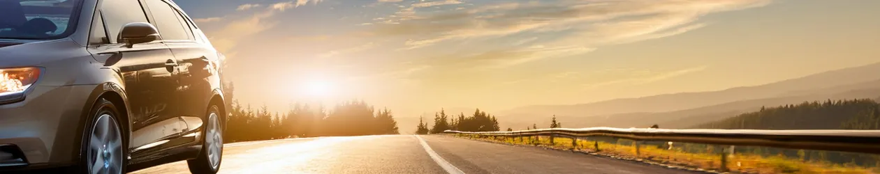 Vario-Finanzierung: Mit 3-Wege-Finanzierung zum Auto Auto fährt auf einer Straße