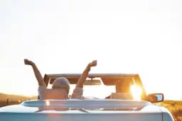 Autofinanzierung ohne Anzahlung Paar in einem über Kredit finanzierten Auto