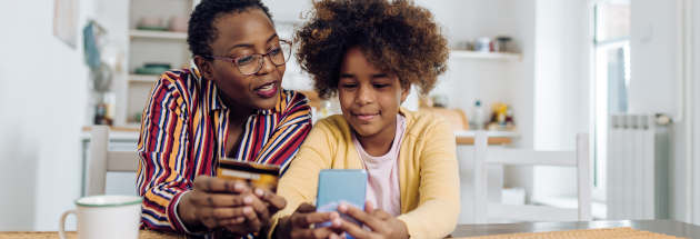 Eltern haben Kontrolle über das Taschengeldkonto mutter-und-tochter-beim-gemeinsamen-online-banking