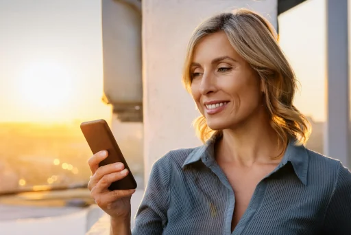 Buy Now Pay Later - Ratenkäufe können sich negativ auf die Schufa auswirken Eine Frau tätigt auf ihrem Smartphone Ratenkäufe