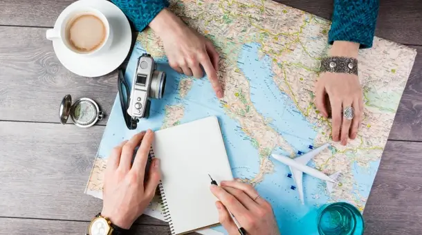 Auslandszahlungsverkehr Personen planen eine Reise