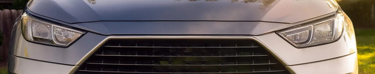 Die Front von einem Auto Auto finanzieren trotz Schufa: Geht das?