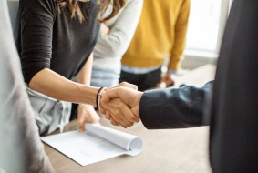 Zwei Leute schütteln Hände