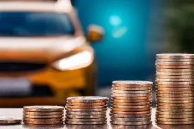 Auto hinter ein paar Münzstapel 