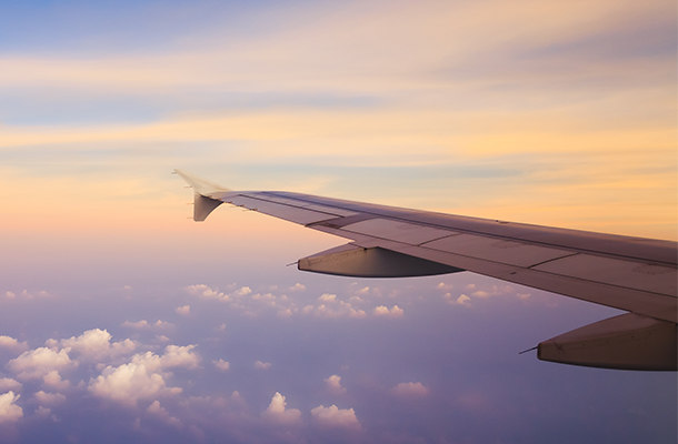 Mit Karte im Ausland bezahlen Flugzeug über den Wolken