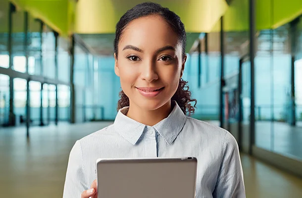 so funktionieren einzahlung und auszahlung Frau mit Tablet