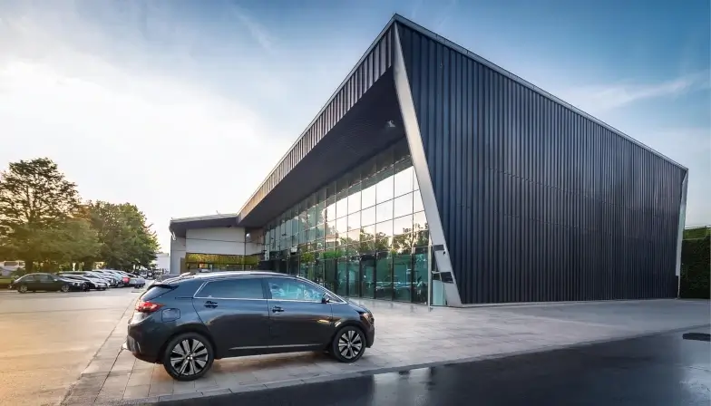 Gebrauchtwagen finanzieren Autos auf einem Autohändler-Parkplatz