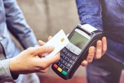 Mastercard beendet Kooperation mit Maestro Person bezahlt mit Girocard
