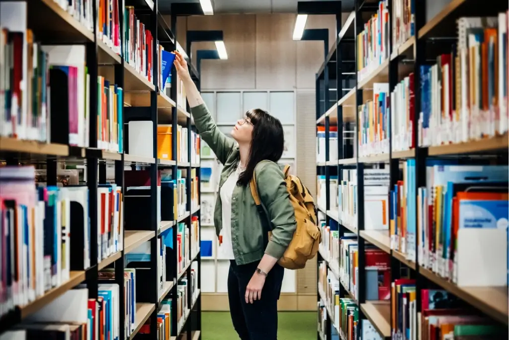 Studienkredit Studierende in der Bibliothek