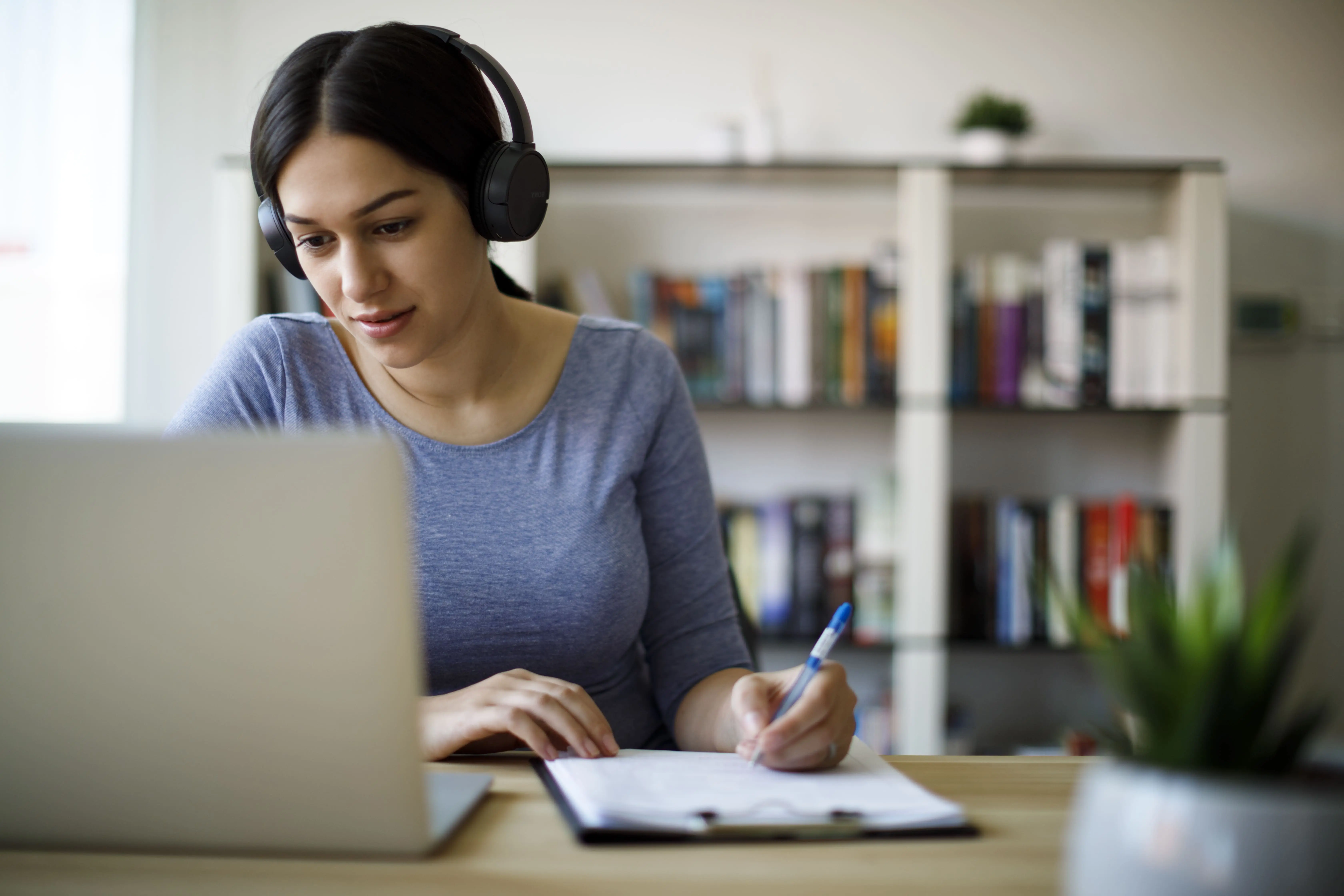 Auszubildende mit Checkliste für Azubikredit Auszubildende mit Checkliste für Azubikredit