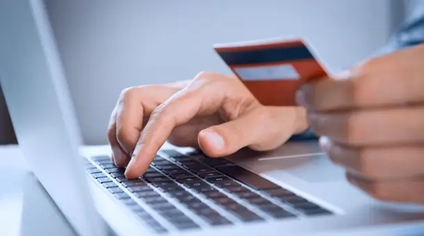 Karten & Bezahlung Person bezahlt mit Karte