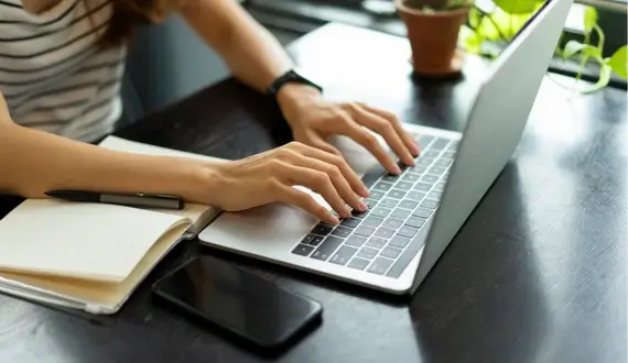 Kreditkarte beantragen: so funktioniert's Kreditkartenantrag am Laptop