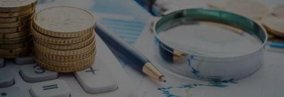 Weitere Kreditbeträge Geld und Taschenrechner zum Berechnen weiterer Kreditbeträge