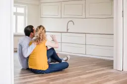 Küche finanzieren Paar bei der Küchenplanung