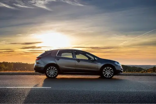 E-Auto und Sonnenuntergang E-Auto und Sonnenuntergang