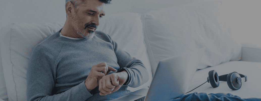 Ihre Vorteile bei einem 10.000-Euro-Kredit über CHECK24 Mann sichert sich die Vorteile beim 10.000 Euro Kredit über CHECK24