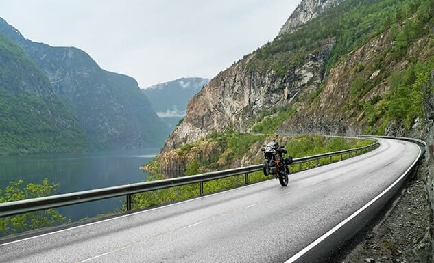 Schneller Motorradkredit mit Sofort-Auszahlung Motorrad auf einer Pass-Straße