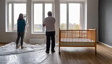 Frau und Mann renovieren Kinderzimmer Frau und Mann renovieren Kinderzimmer