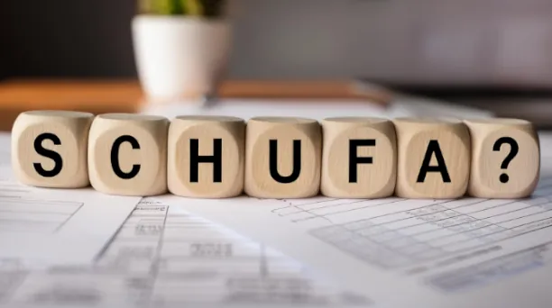 Diese Rolle spielt die Schufa bei der Autofinanzierung Das Wort "Schufa" wurde ausgeschrieben. Jeder Buchstabe steht auf einem Holzwürfel