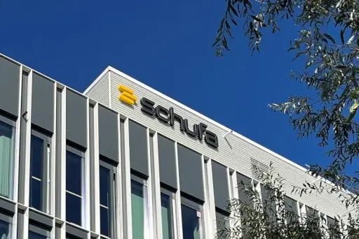 Das Wort Schufa steht auf einem Gebäude