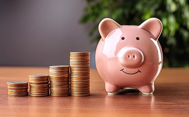 Sparschwein mit Münzen sparen mit dem check24 festgeldvergleich