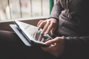 Eine Person tippt auf einem Tablet