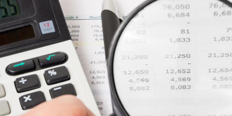 Mobile payment ist auf dem Vormarsch eine hand hält ein handy vor ein kartenlesegerät