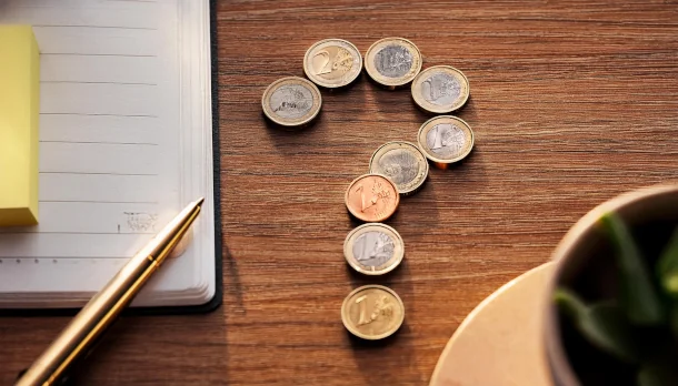Girokonto überziehen ohne Dispokredit - Geht das? Ein Fragezeichen aus Münzen